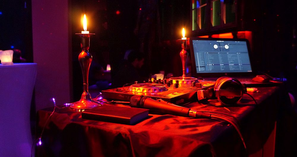 dj in der spielerspelunke